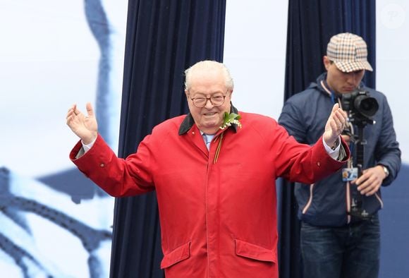 Jean-Marie Le Pen
Traditionnel défilé du Front National à l'occasion du 1er mai, avec dépôt de gerbe au pied de la statue de Jeanne d'Arc, puis discours de Marine Le Pen place de l'Opéra.
Paris, le 1er Mai 2015