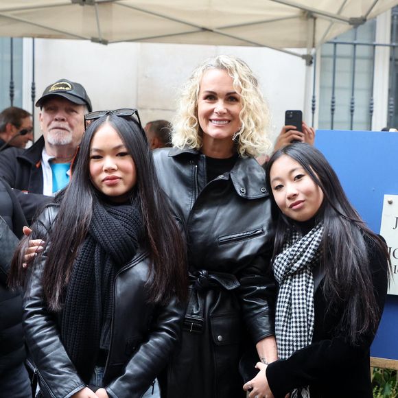 Laeticia Hallyday, ses filles Joy et Jade lors de l'inauguration d'une plaque commémorative en hommage à Johnny Hallyday devant l'immeuble où le chanteur français a grandi dans le 9ème arrondissement de Paris, France, le 22 décembre 2023. Décédé en 2017, Johnny Hallyday fut pendant un demi-siècle l’incarnation du rock à la française. D’origine belge et né sous le nom de Jean-Philippe Smet, il naquit et passa une très grande partie de sa vie à Paris. Fière de cet héritage musical qu’il lui laissa, la Ville de Paris avait entrepris un premier hommage à l’artiste en donnant le nom de Johnny Hallyday à l’esplanade situé devant la salle de spectacle qu’il avait tant fait vibrer par le passé. Dans la continuité de ce premier hommage, la ville de Paris a souhaité à nouveau honorer la mémoire de ce natif de la capitale et une plaque commémorative est dévoilée devant l’immeuble dans lequel il grandit au 13 rue de la Tour des Dames dans le 9ème arrondissement. © Dominique Jacovides/Bestimage