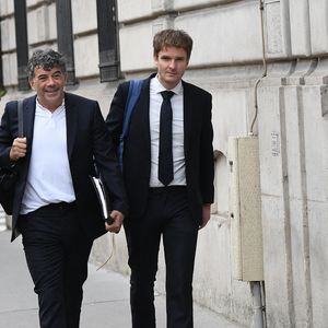 Stéphane Plaza a été condamné par la justice en 2025.

Stéphane Plaza arrive à la Maison de la Chimie à Paris avec ses avocats Antonin Gravelin-Rodriguez et Julien Roelens pour donner une conférence de presse le 5 juin 2025.