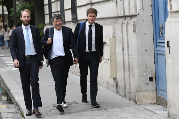 Stéphane Plaza a été condamné par la justice en 2025.

Stéphane Plaza arrive à la Maison de la Chimie à Paris avec ses avocats Antonin Gravelin-Rodriguez et Julien Roelens pour donner une conférence de presse le 5 juin 2025.