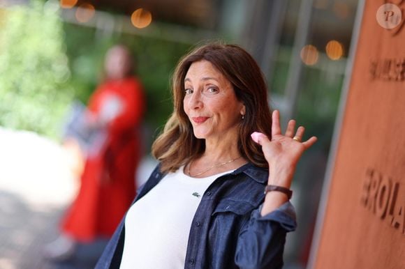 L’actrice de Scènes de ménages veut enfin apprendre l’anglais après des années de complexe.

Valerie Karsenti au village lors des Internationaux de France de Tennis de Roland Garros 2023. Paris, le 7 juin 2023. © Jacovides / Moreau / Bestimage