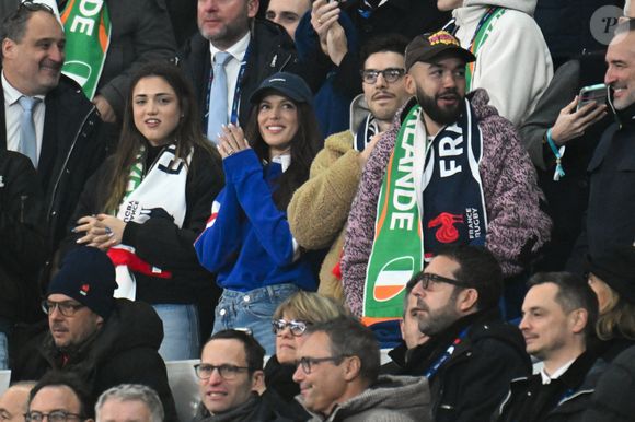 Très médiatisés mais discrets, Iris Mittenaere et Antoine Dupont préfèrent vivre leur relation loin des projecteurs.

Iris Mittenaere, Jean Dujardin, Oli - Célébrités dans les tribunes du match d'ouverture du Tournoi des six nations : France-Irlande (36-14) au Stade de France à Saint-Denis le 5 février 2026. © Lionel Urman/Bestimage