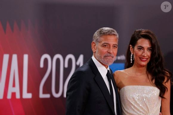 George et Amal Clooney arrivent à la première du film "The Tender Bar" pendant le 65ème festival du film de Londres le 10 octobre 2021.
©Backgrid UK/ Bestimage