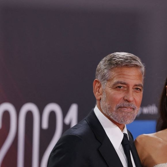 George et Amal Clooney arrivent à la première du film "The Tender Bar" pendant le 65ème festival du film de Londres le 10 octobre 2021.
©Backgrid UK/ Bestimage