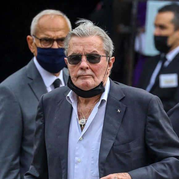 Alain Delon - Obsèques de Jean-Paul Belmondo en l'église Saint-Germain-des-Prés, à Paris le 10 septembre 2021. © Dominique Jacovides / Bestimage