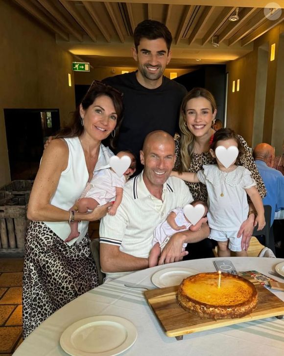 à quel point la famille Zidane est soudée et adore se réunir.

Zinedine Zidane, sa femme Véronique, leur fils Enzo et sa compagne Karen Gonçalves ainsi que leurs enfants : Sia et les jumelles Giulia et Kaia Photo partagée le 23 juin 2024 © Instagram