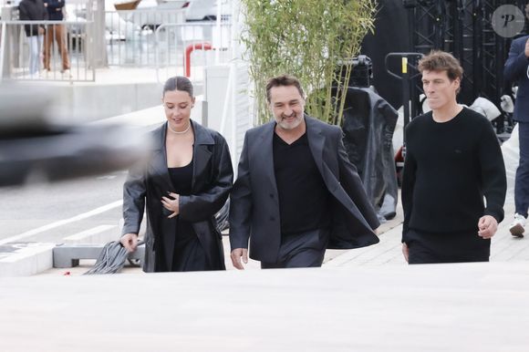 Exclusif -  Léa Drucker, Gilles Lellouche, Adèle Exarchopoulos, sur le plateau de l'émission "C à vous" lors du 78ème Festival International du Film de Cannes, France, le 16 mai 2025. © Jack Tribeca/Bestimage