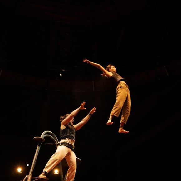 Très active sur les réseaux sociaux, Lola Cahen partage les coulisses de ses performances et poursuit son ascension dans le monde du cirque.

Lola Cahen, la fille de Zazie, se lance dans une carrière artistique. Capture d'écran Instagram