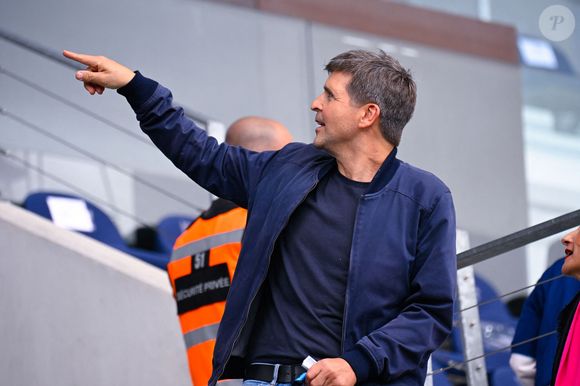 Thomas Sotto assiste au match de Ligue 1 entre le Paris FC et le RC Strasbourg Alsace au Stade Jean Bouin le 21 septembre 2025 à Paris, France. ( Photo by Federico Pestellini / PsnewZ ) -