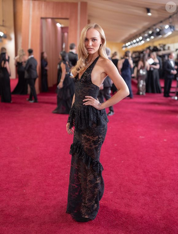 Le 2 mars 2025, Los Angeles, Californie, USA : LILY-ROSE DEPP arrive sur le tapis rouge de la 97ème cérémonie des Oscars au Dolby Theatre à Ovation Hollywood. (Crédit image : ? AMPAS/ZUMA Press Wire)