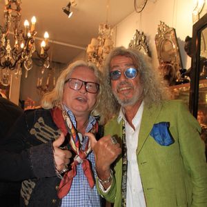 La vente a totalisé 8,7 millions d’euros, bien au-delà des 6 millions initialement estimés.

Exclusif - Pierre-Jean Chalençon et Djamel Bentenah (Antiquaire-brocanteur et Affaire conclue) lors de la soirée La Fête des Puces 2023 "Puces & Nature - La Nature dans les Arts Décoratifs" aux Puces de Saint-Ouen, Proche de Paris , France, le 5 octobre 2023. © Philippe Baldini/Bestimage