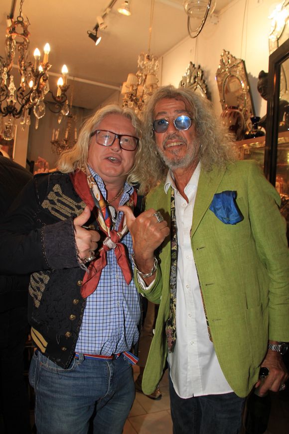 La vente a totalisé 8,7 millions d’euros, bien au-delà des 6 millions initialement estimés.

Exclusif - Pierre-Jean Chalençon et Djamel Bentenah (Antiquaire-brocanteur et Affaire conclue) lors de la soirée La Fête des Puces 2023 "Puces & Nature - La Nature dans les Arts Décoratifs" aux Puces de Saint-Ouen, Proche de Paris , France, le 5 octobre 2023. © Philippe Baldini/Bestimage