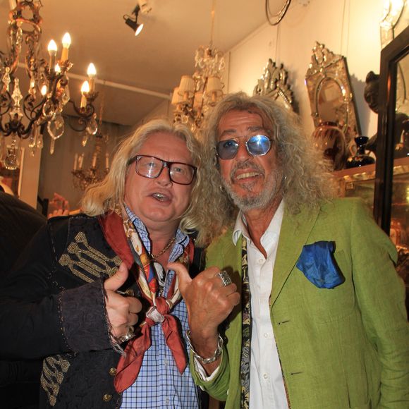 La vente a totalisé 8,7 millions d’euros, bien au-delà des 6 millions initialement estimés.

Exclusif - Pierre-Jean Chalençon et Djamel Bentenah (Antiquaire-brocanteur et Affaire conclue) lors de la soirée La Fête des Puces 2023 "Puces & Nature - La Nature dans les Arts Décoratifs" aux Puces de Saint-Ouen, Proche de Paris , France, le 5 octobre 2023. © Philippe Baldini/Bestimage