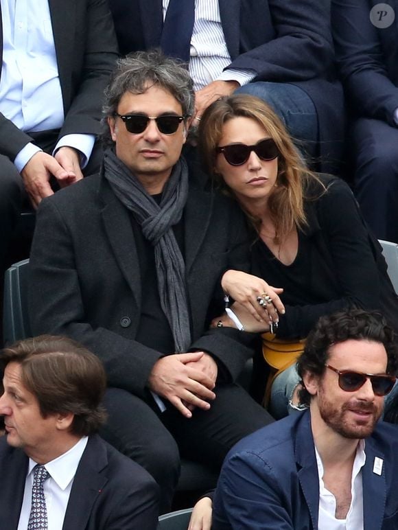 Laura Smet et son compagnon Raphaël - People dans les tribunes de la finale homme des internationaux de France de Roland Garros à Paris le 5 juin 2016. © Moreau-Jacovides / Bestimage