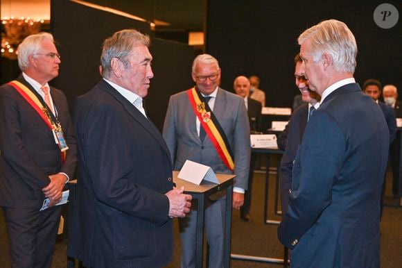 Le roi Philippe de Belgique aux Championnats du Monde Route UCI 2021 Flandre Belgique à Bruxelles, Belgique, le 22 septembre 2021. Le roi assiste au contre-la-montre par équipes - relais mixte des championnats du monde de cyclisme et rencontre l'équipe belge dans la zone d'attente derrière le podium. Photonews / Bestimage