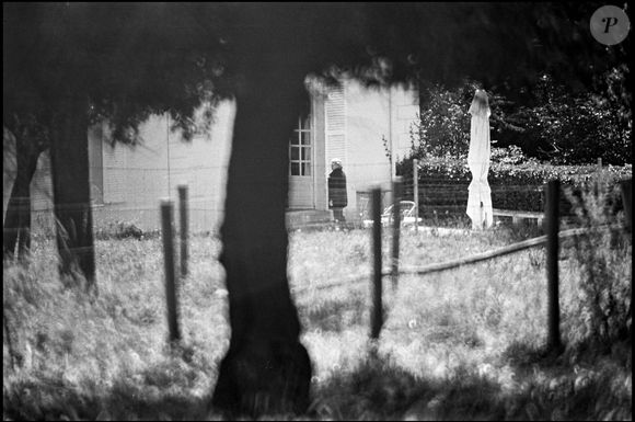 Simone Signoret dans sa maison de Campagne d'Autheuil-Authouillet en Normandie en 1980. © LAURENT SOLA / BESTIMAGE