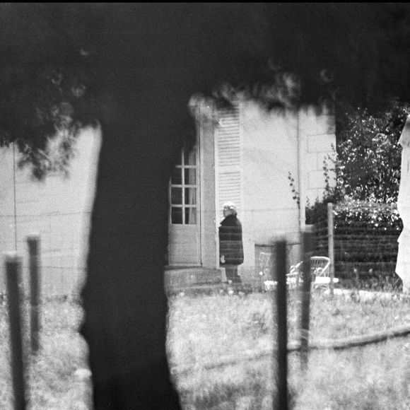 Simone Signoret dans sa maison de Campagne d'Autheuil-Authouillet en Normandie en 1980. © LAURENT SOLA / BESTIMAGE