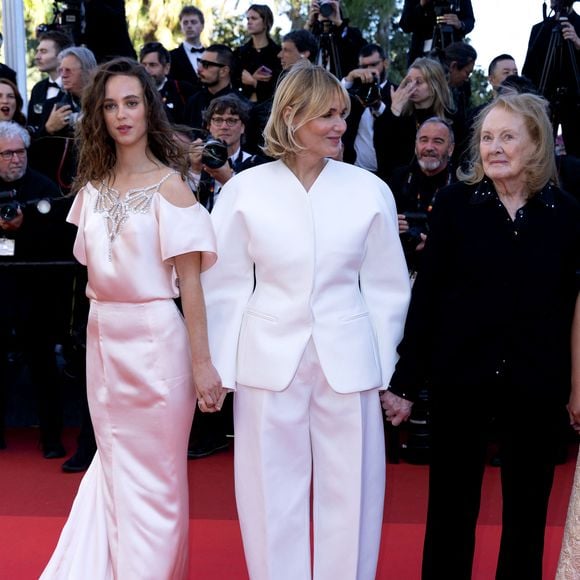 La réalisatrice a monté les marches main dans la main avec sa fille Tess Barthélémy.

Tess Barthélemy, Judith Godrèche, Annie Ernaux - Montée des marches du film " El Ser Querido " lors du 79ème Festival International du Film de Cannes, le 16 mai 2026. © Olivier Borde / Bestimage