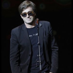 "J'étais gai ! Ça m'a pu tout de suite ! Ils ont vu que j'avais bu. Et j'ai dit à ma mère [Françoise Hardy, décédée en 2024] 'Comme je comprends Papa !'", a confié Thomas Dutronc sur Europe 1.

Exclusif - Thomas Dutronc lors de la soirée L'année de la déprime (et même un peu plus...) aux Folies Bergère à Paris le 29 novembre 2021. © Alain Guizard / Bestimage