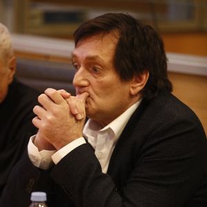 Pierre Palmade au tribunal de Melun avec ses avocats pour son procès pour blessures involontaires à la suite d'un accident de la route en février 2023 dans lequel sa voiture a percuté un autre véhicule à Melun. Le 20 novembre 2024. © Christophe Clovis / Bestimage