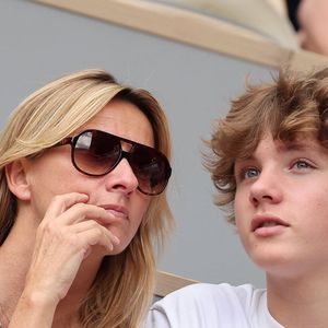 Sarah Poniatowski et son fils Roman Lavoine dans les tribunes lors des Internationaux de France de Tennis de Roland Garros 2023. Paris, le 7 juin 2023. © Jacovides-Moreau / Bestimage
