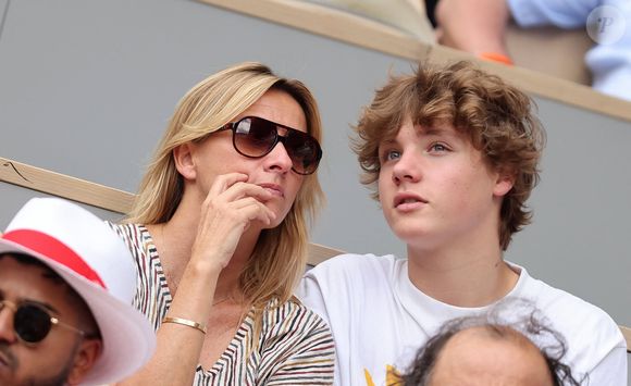 Sarah Poniatowski et son fils Roman Lavoine dans les tribunes lors des Internationaux de France de Tennis de Roland Garros 2023. Paris, le 7 juin 2023. © Jacovides-Moreau / Bestimage
