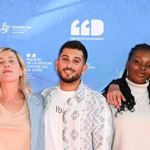 et a relayé la colère du militant Lyes Louffok qui dénonce l'affaire Patrick Genevaux, directeur de l’Aide Sociale à l’Enfance du Pas-de-Calais, venant seulement d’être condamné

Akim Isker, Andréa Bescond, Lyes Louffok, Déborah Kuamambu et Moncef Far - Photocall de la première édition du Festival du Film de Demain au Ciné Lumière à Vierzon. Le 3 juin 2022
© Coadic Guirec / Bestimage