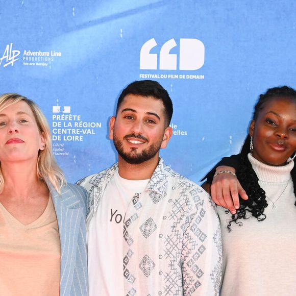 et a relayé la colère du militant Lyes Louffok qui dénonce l'affaire Patrick Genevaux, directeur de l’Aide Sociale à l’Enfance du Pas-de-Calais, venant seulement d’être condamné

Akim Isker, Andréa Bescond, Lyes Louffok, Déborah Kuamambu et Moncef Far - Photocall de la première édition du Festival du Film de Demain au Ciné Lumière à Vierzon. Le 3 juin 2022
© Coadic Guirec / Bestimage