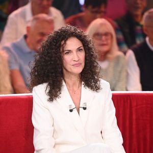 Elle affirme ne jamais avoir ressenti de pression particulière pour garder la ligne malgré son passé de Miss France.

Linda Hardy - Enregistrement de l'émission Vivement dimanche au studio Rive gauche , presentée par Michel Drucker . Diffusion sur France 3 le 30 novembre 2025. © Guillaume Gaffiot / Bestimage