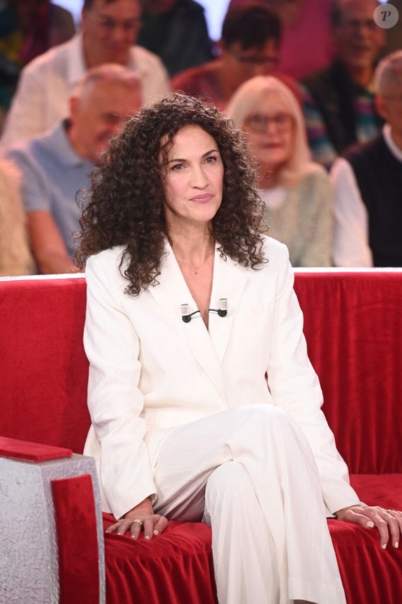 Elle affirme ne jamais avoir ressenti de pression particulière pour garder la ligne malgré son passé de Miss France.

Linda Hardy - Enregistrement de l'émission Vivement dimanche au studio Rive gauche , presentée par Michel Drucker . Diffusion sur France 3 le 30 novembre 2025. © Guillaume Gaffiot / Bestimage