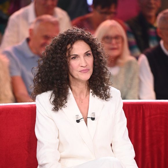 Elle affirme ne jamais avoir ressenti de pression particulière pour garder la ligne malgré son passé de Miss France.

Linda Hardy - Enregistrement de l'émission Vivement dimanche au studio Rive gauche , presentée par Michel Drucker . Diffusion sur France 3 le 30 novembre 2025. © Guillaume Gaffiot / Bestimage