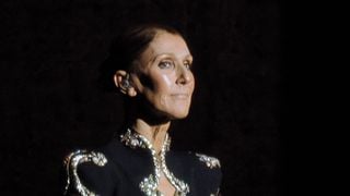 "Il aura fallu attendre 17 ans" : Céline Dion porte enfin une tenue de ce créateur français en vogue, un rêve devenu réalité