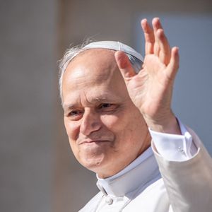 18 mai 2025, Vatican, Vatikanstadt : le nouveau pape Léon XIV arrive sur la place Saint-Pierre pour son investiture. L'Américain Robert Francis Prevost est le premier pontife originaire des États-Unis. Photo : Michael Kappeler/dpa/ABACAPRESS.COM