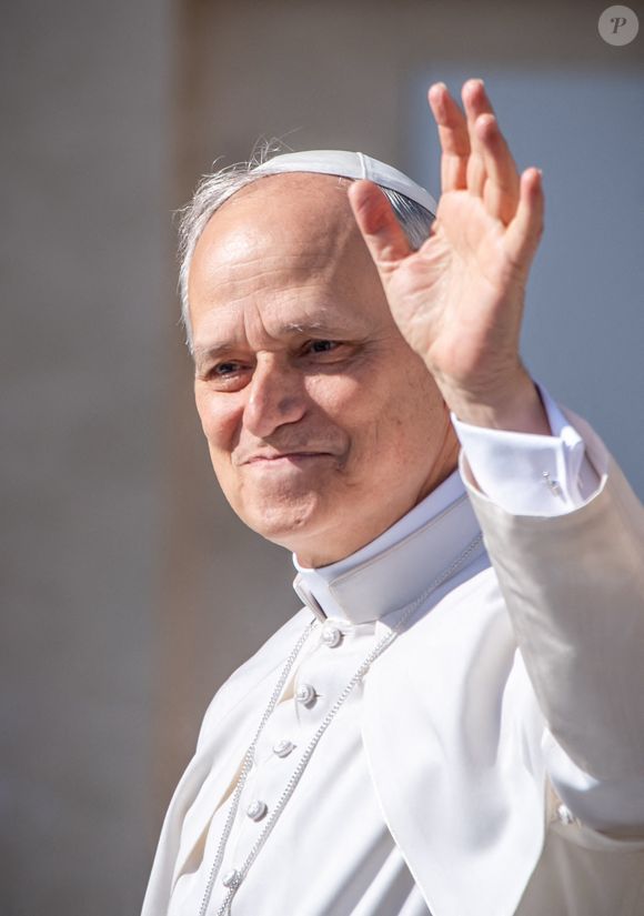 18 mai 2025, Vatican, Vatikanstadt : le nouveau pape Léon XIV arrive sur la place Saint-Pierre pour son investiture. L'Américain Robert Francis Prevost est le premier pontife originaire des États-Unis. Photo : Michael Kappeler/dpa/ABACAPRESS.COM