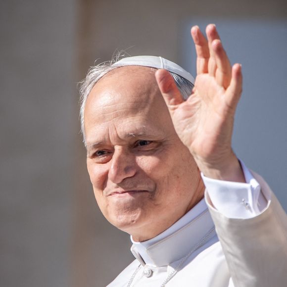 18 mai 2025, Vatican, Vatikanstadt : le nouveau pape Léon XIV arrive sur la place Saint-Pierre pour son investiture. L'Américain Robert Francis Prevost est le premier pontife originaire des États-Unis. Photo : Michael Kappeler/dpa/ABACAPRESS.COM