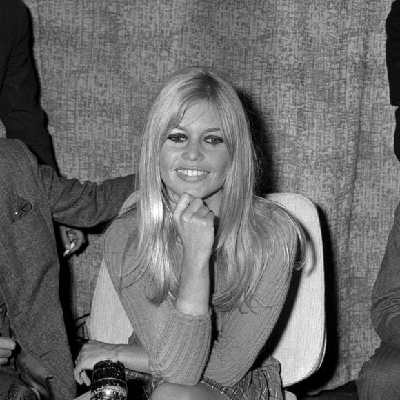 Photo d'archives datée du 02/09/66 de Brigitte Bardot donnant une interview à son arrivée à l'aéroport de Londres, après avoir pris l'avion depuis Paris pour tourner des scènes de son film "Two Weeks in September" PA/PA Wire