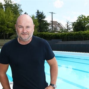 Exclusif - Sébastien Cauet pose au bord de la piscine municipale - L'animateur radio Sébastien Cauet retourne à Marle (Aisne), sa ville natale, et inaugure la piscine municipale qui porte son nom le 11 juin 2022. 
Cette journée “Cauet made in Marle” était l’occasion pour le comité des fêtes et l’animateur d’inaugurer le 1er salon international des jeux de café. © Claude Dubourg/Bestimage