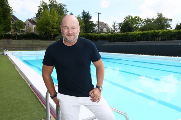 Exclusif - Sébastien Cauet pose au bord de la piscine municipale - L'animateur radio Sébastien Cauet retourne à Marle (Aisne), sa ville natale, et inaugure la piscine municipale qui porte son nom le 11 juin 2022. 
Cette journée “Cauet made in Marle” était l’occasion pour le comité des fêtes et l’animateur d’inaugurer le 1er salon international des jeux de café. © Claude Dubourg/Bestimage