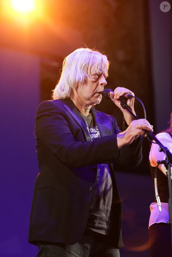 "Je n'annule pas, c'est important pour moi et pour les gens qui me suivent depuis si longtemps", a-t-il ainsi lancé

Le chanteur Renaud (Renaud Séchan) - Les amis musiciens de Renaud ont donné un concert à la Mairie du 13ème à Paris le 5 septembre 2024, en hommage au chanteur. © Coadic Guirec/Bestimage