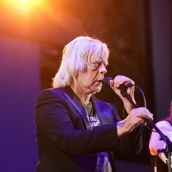 "Je n'annule pas, c'est important pour moi et pour les gens qui me suivent depuis si longtemps", a-t-il ainsi lancé

Le chanteur Renaud (Renaud Séchan) - Les amis musiciens de Renaud ont donné un concert à la Mairie du 13ème à Paris le 5 septembre 2024, en hommage au chanteur. © Coadic Guirec/Bestimage