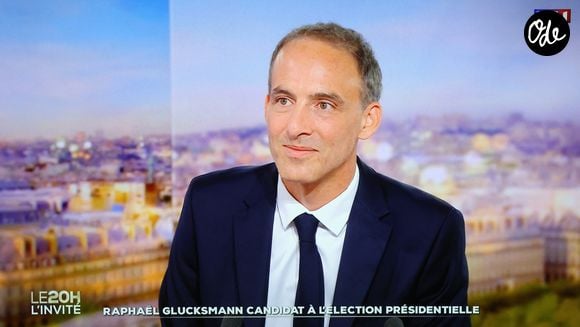 Invité du Journal de 20 heures de TF1, Raphael Glucksmann annonce sa candidature à l’élection présidentielle de 2027, le 23 août 2026. © Capture TF1 via Bestimage