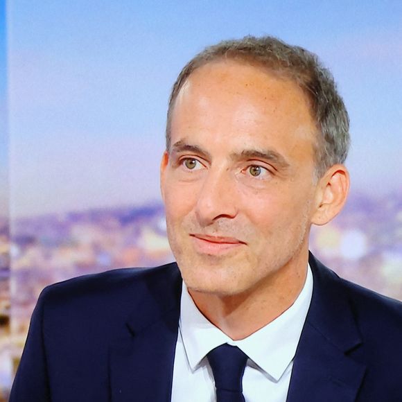 Invité du Journal de 20 heures de TF1, Raphael Glucksmann annonce sa candidature à l’élection présidentielle de 2027, le 23 août 2026. © Capture TF1 via Bestimage