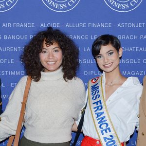 Une ancienne Miss France a choqué ses abonnés. Dans une vidéo très symbolique, elle a décidé de se raser la tête.


Amandine Petit, Vaimalama Chaves, Eve Gilles et Maëva Coucke - Déjeuner du Chinese Business Club à l'occasion de la Journée internationale des droits des femmes à l'hôtel intercontinental à Paris. © Rachid Bellak/Bestimage