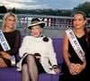 Une ancienne Miss s'apprête à être prise en charge.

Exclusif : Geneviève de Fontenay fête ses quatre-vingt ans à Paris.  Photo : Christelle Roca, Miss Nationale, Geneviève de Fontenay et Barbara Morel ; Miss Nationale