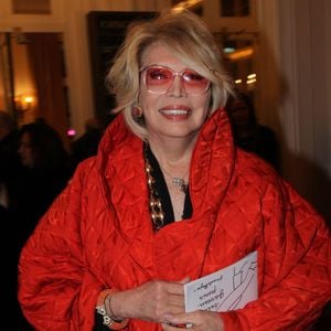 Après un constat sans appel, les équipes de sa maison de disques s'apprêtent donc désormais à contacter celles de Miley Cyrus afin de trouver un terrain d'entente.

Amanda Lear - Soirée de gala "Les talents du coeur" au profit de l'association Mécénat Chirurgie Cardiaque à la salle Gaveau à Paris le 30 mars 2026. 

© Philippe Baldini/Bestimage