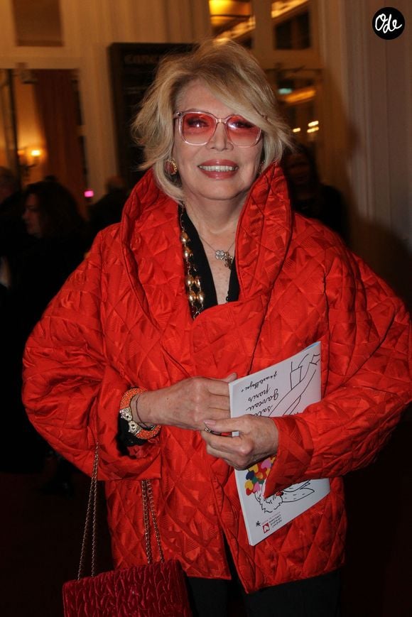 Après un constat sans appel, les équipes de sa maison de disques s'apprêtent donc désormais à contacter celles de Miley Cyrus afin de trouver un terrain d'entente.

Amanda Lear - Soirée de gala "Les talents du coeur" au profit de l'association Mécénat Chirurgie Cardiaque à la salle Gaveau à Paris le 30 mars 2026. 

© Philippe Baldini/Bestimage