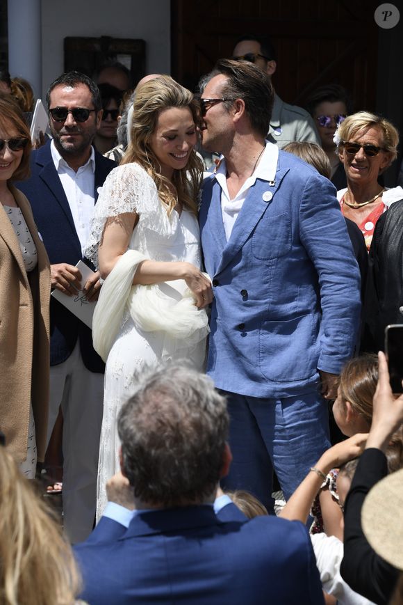 David Hallyday et Nathalie Baye lors du mariage de Laura Smet et Raphaël Lancrey-Javal à l'église Notre-Dame des Flots au Cap-Ferret le jour de l'anniversaire de son père Johnny Hallyday le 15 juin 2019.

Agence / Bestimage