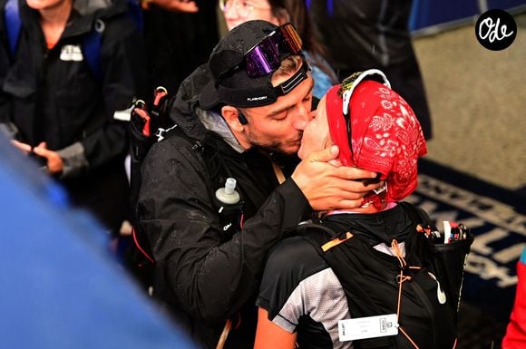 À peine la ligne franchie, la jeune femme s'est effondrée en larmes dans les bras de celui qu'elle vient d'épouser, Julien Georges, totalement submergée par l'effort monumental qu'elle venait d'accomplir.

Amandine Petit (9 heures et 3 minutes) et son mari Julien Georges à l'arrivée de la course MCC (40 kms) de l'UTMB (Ultra Trail du Mont Blanc) à Chamonix le 24 août 2026.

© Romain Doucelin / Bestimage