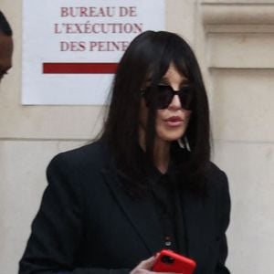 Isabelle Adjani arrive pour la tenue de son procès en appel (chambre 2-13) pour fraude fiscale, au Palais de Justice de Paris, le 27 février 2026.
© Julien Sarkissian/Bestimage