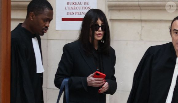 Isabelle Adjani arrive pour la tenue de son procès en appel (chambre 2-13) pour fraude fiscale, au Palais de Justice de Paris, le 27 février 2026.
© Julien Sarkissian/Bestimage